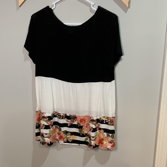 Floral color blocked T-shirt size petite medium - Picture 5 of 5